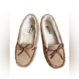 Minnetonka women’s tan leather moccasin slippers with faux fur lining size 9